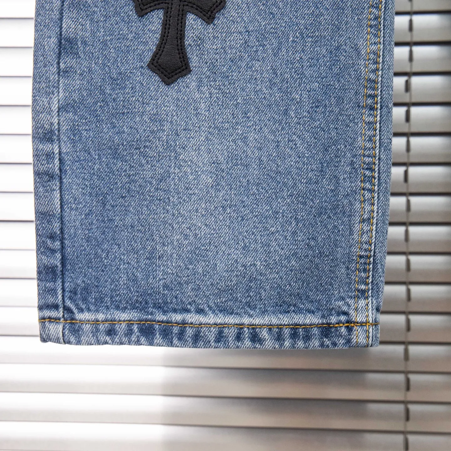 P260 Chrome Hearts light blue pants, Sanskrit black and white patchwork leather jeans. CH jeans need to be washed before being dismantled and then hand-stitched with sheepskin cross leather and then spliced ​​together. The whole piece has too many craftsmanship to explain. The patches are decorated with cross patterns, and the high-waisted washed jeans! ! Absolutely high-end luxury products, god-level single products and super popular products, made with top heavy industry, a must-see magic weapon. Customized hardware. The fabric is thick and soft after washing. It has good breathability. Customized small leather label. Unique design. The details are simple and elegant, and the workmanship is exquisite. The entire trousers are neatly routed and the details are in place! It’s so cool that both men and women can easily control the genderless trend! Style number: 1803# Color: blue Size: 28 30 32 34